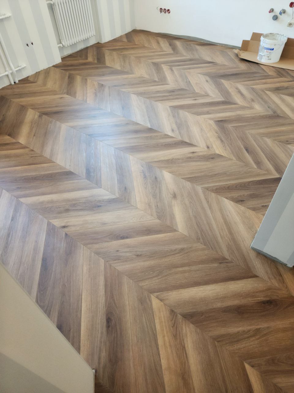 Процесс укладки кварцвинила